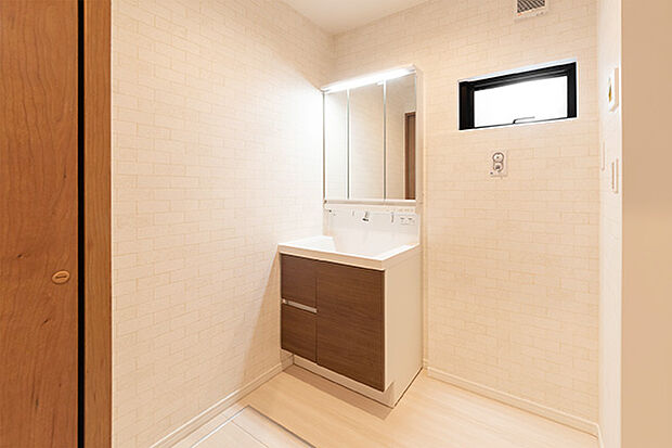 1階洗面は三面鏡の裏側は収納になっているので、散らかりがちな洗面小物もすっきり収納できます。