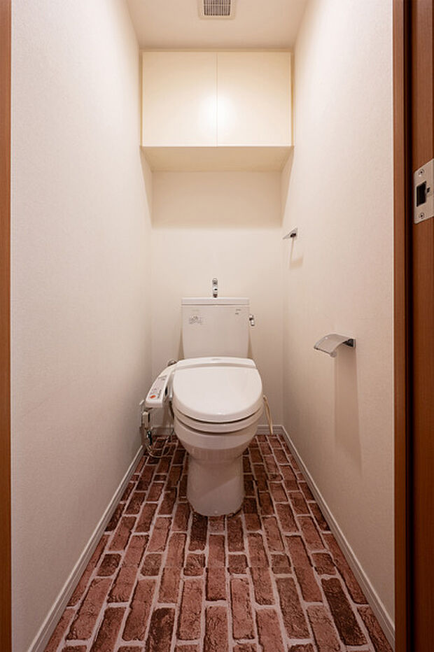 吊戸棚収納もついたトイレ。