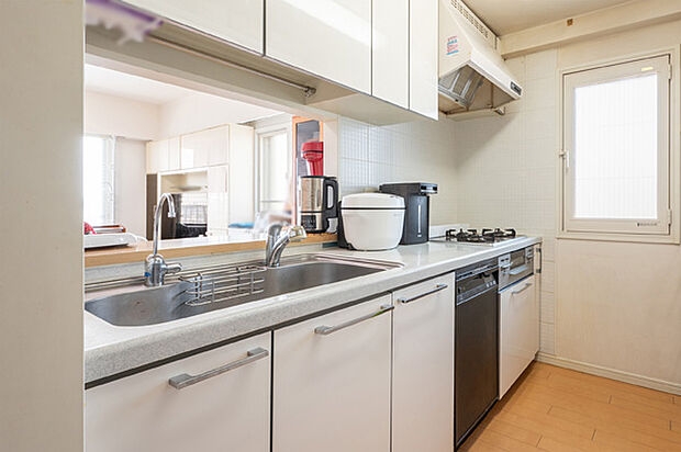 換気しやすい窓付きのキッチンには食洗機、浄水器、ディスポーザー付きで機能的！