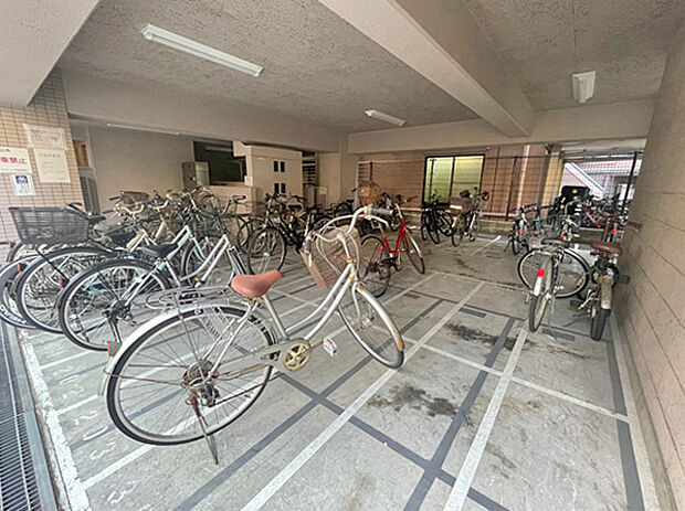 駐輪場は建物内に設置。防犯性にも優れるほか、雨にさらされることもないため、自転車を美しく保てます。