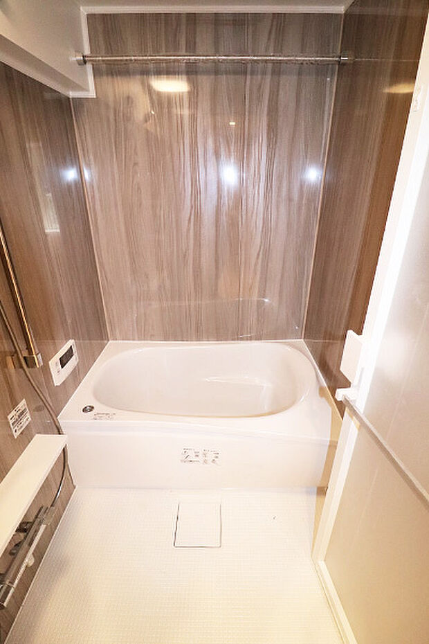 洗濯物の乾燥や冬場の暖房に利用できる浴室換気乾燥機を設置したバスルーム。