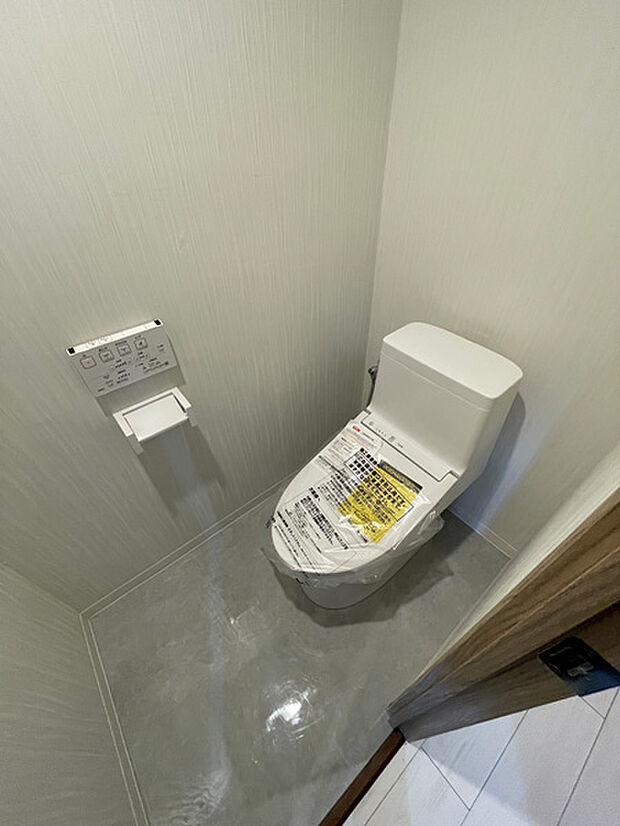 白を基調とした、清潔感あるトイレ