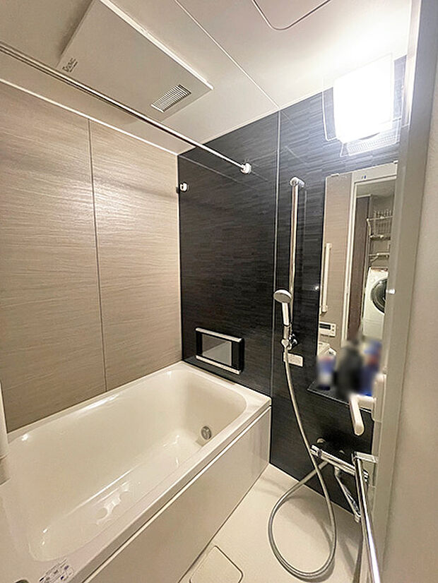 癒しの空間を追求した快適仕様のバスルーム：低床型ユニットバス、オートバス、浴室テレビ、浴室換気乾燥機