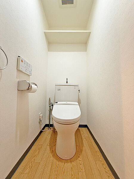 収納用の棚がついておりトイレットペーパーや小物をすっきり整理できます。