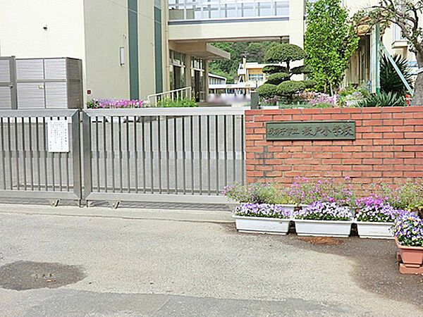 根戸小学校まで約1320m（徒歩17分）
