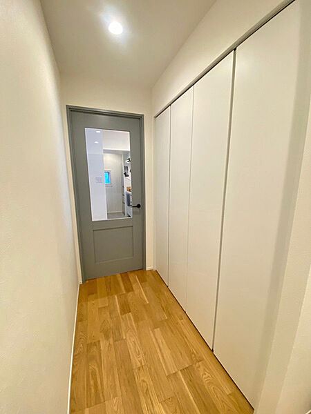 ゆとりある廊下スペースは扉付きの収納が便利。生活感を隠しながら、住まいづくりをサポートします。