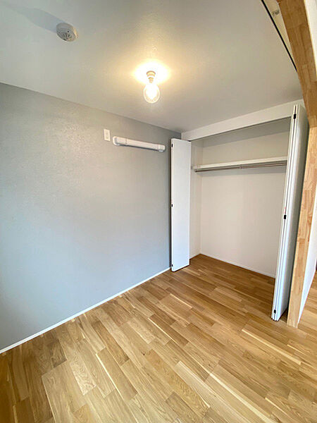 シンプルで落ち着いた色合いのお部屋には、使いやすいクローゼットを完備。衣類もしっかり収納できます。