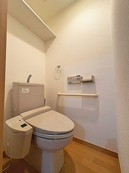 温水洗浄機付きのトイレ。手すりもついております。