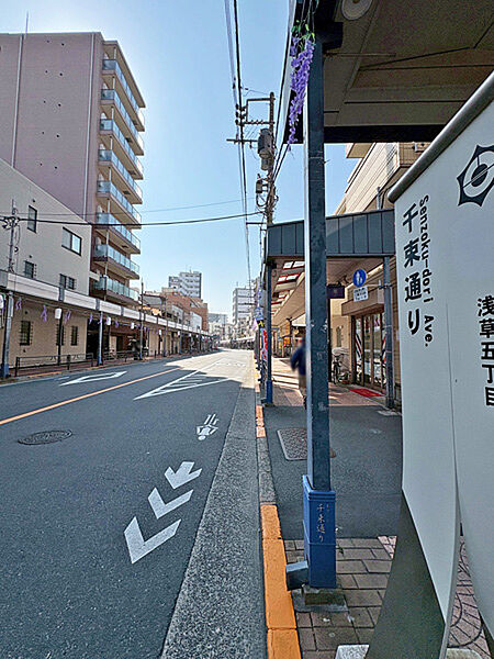 奥浅草下町情緒あふれる千束通り商店街に立地