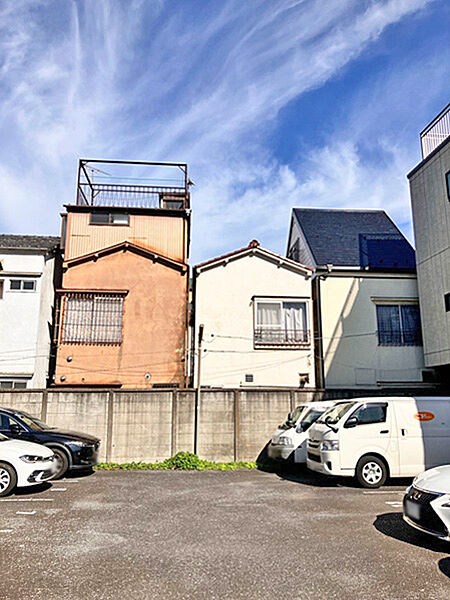 敷地の裏側の土地は駐車場となっております。