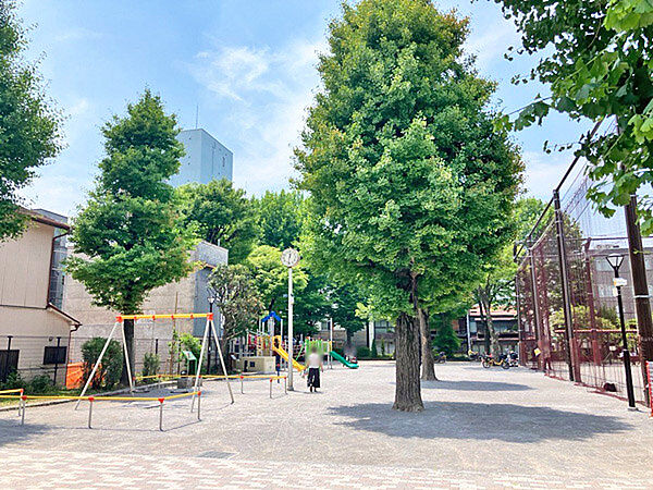 小島公園まで約80m（徒歩1分）です。
