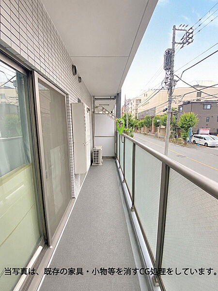 ダイニングと和室をつなぐバルコニーは開放感良好。毎日の洗濯も快適にこなせます※家具消し加工済