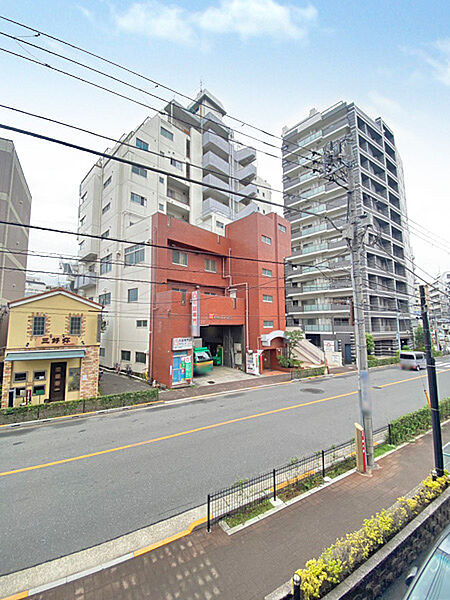 前面道路が広く開放感のある眺望。向かいの建物との距離も確保された住環境です