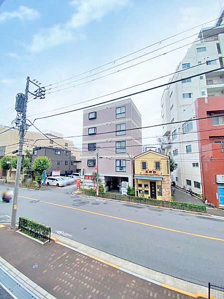 視界を遮る建物が迫らず、開放感のある眺望。都心の利便性も享受できる立地です