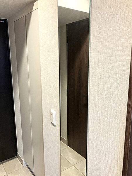 収納力のあるシューズボックス付き。身支度に便利な姿見も設置されています。