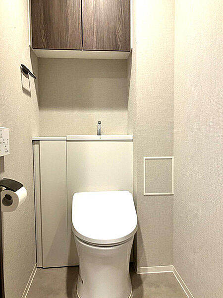 温水洗浄便座を採用。収納棚付きで清潔感のある快適なトイレです。