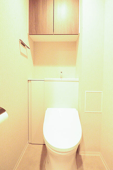 温水洗浄便座を採用。収納棚付きで清潔感のある快適なトイレです。