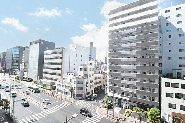 バルコニーからは街並みを見渡せる眺望。圧迫感が少なく開放的な景色を楽しめます