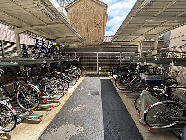 屋根付きの駐輪場。ラック式で整然と管理されています。