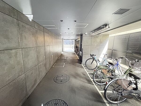 マンション敷地内に駐輪場が設けられています。空き状況や使用料金などの詳細は、お問い合わせください。【駐輪場】