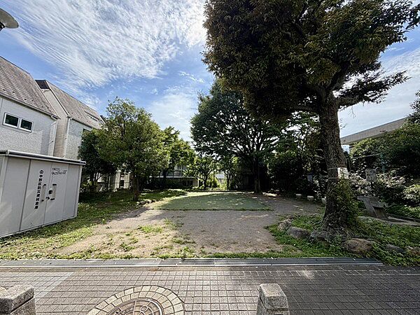 中野区立天神小公園（約30m）