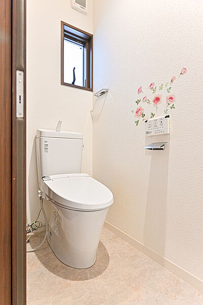 ［1階トイレ］ 清潔感のある、落ち着いたトイレ空間