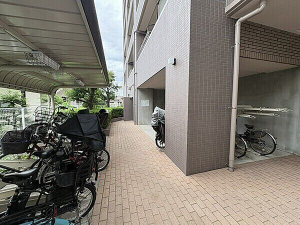 自転車を利用でき、行動範囲も広がりそうです。共用部も整然と保たれており、管理状態の良さが伺えます。【駐輪場】
