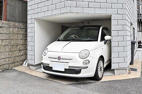 駐車スペースは1台分ございます。（車種によります） ※家具・調度品は販売対象には含まれません。