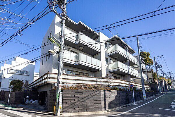 小田急線「下北沢」駅徒歩9分、京王井の頭線「下北沢」駅徒歩8分、「新代田」駅徒歩6分の立地です。【現地外観写真】