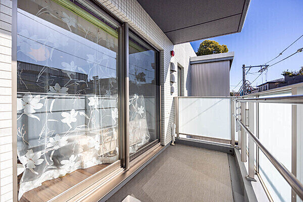 南向きのバルコニー。LDに面し、居住空間に暖かな光をもたらします。物干し金具が設置されています。【バルコニー】