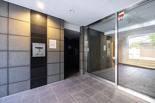 オートロックやモニター付インターホンが採用されているマンションです。防犯面に配慮されています。【エントランス】
