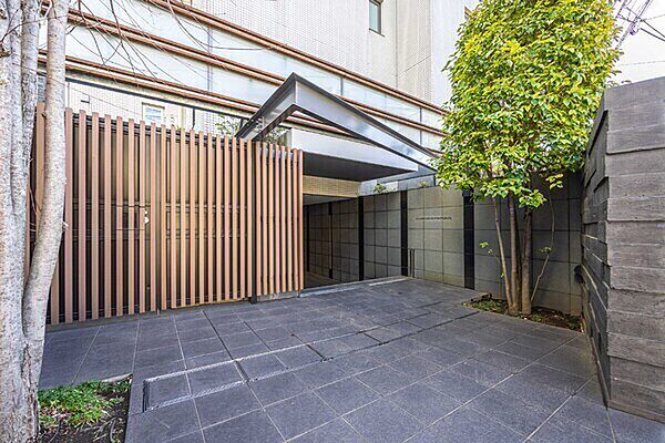 スタイリッシュかつ、ホテルライクな印象のエントランス。植栽が施されており、緑を感じられます。【エントランス】
