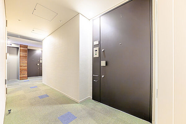 共用廊下側から見た玄関の様子です。玄関ドアには、防犯性の高いダブルロックが採用されています。【玄関】