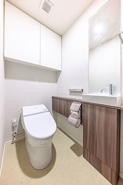 ※販売対象に家具・調度品は含まれません。温水洗浄便座や手洗いカウンター、鏡、吊戸棚が備わった、使い勝手の良い仕様です。