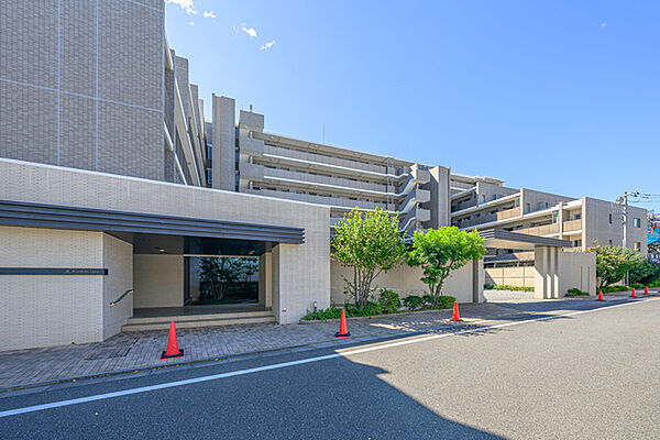 三菱地所レジデンス分譲「ザ・パークハウス」シリーズ。総戸数104戸のRC造マンションです。【現地外観写真】