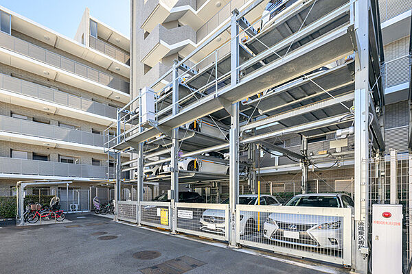 敷地内に駐車場と駐輪場がございます。最新の空き情報や金額などの詳細は、お気軽にお問い合わせください。【駐車場/駐輪場】
