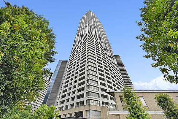 2017年8月築、三菱地所レジデンス他2社の分譲マンション。総戸数953戸の大規模レジデンス。【外観】