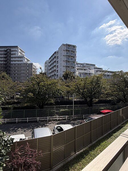 南東向きで春には神田川沿いの桜が見える眺望です。