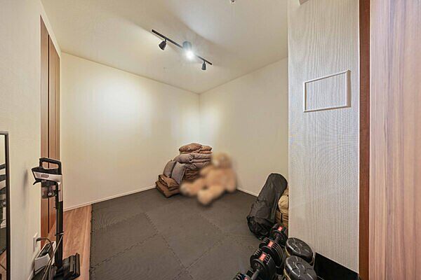 ※販売対象に家具・調度品は含まれません。約5.3帖の洋室。全居室フローリング仕様＆収納付きの、使い勝手の良い間取りです。