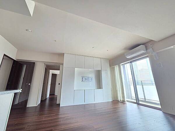 南向き、前面に建物無し、ワイドスパン住戸につき、陽の入りやすい設計です。【LDK】