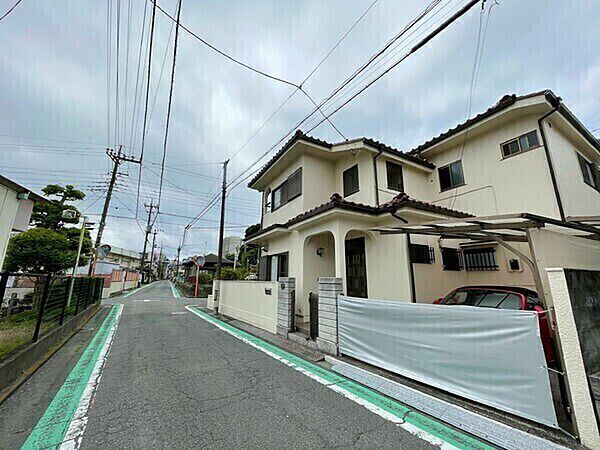 閑静な住宅街の見通しの良い南東角地に位置します。前面道路幅員は東側約5m、南側約6.8mです。【前面道路含む現地写真】