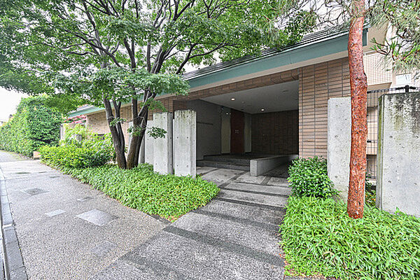 三菱地所グループ分譲・管理マンション。エントランスは防犯面に配慮されたオートロック付きです。【エントランス】