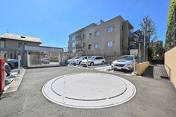 敷地内駐車場有り。最新の空き状況や駐車可能なお車のサイズ等の詳細は、お気軽にお問い合わせください。【駐車場】