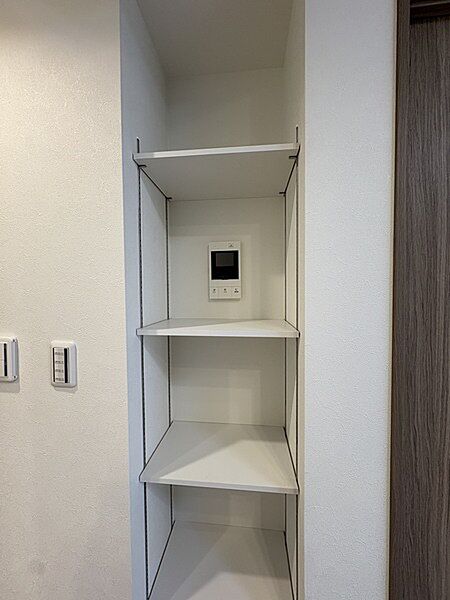日用品やストック収納に便利で空間をすっきり保てる可動式の棚スペース日用品やストック収納に便利で空間をすっきり保てる可動式の棚スペース