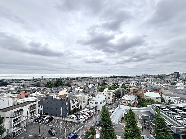 前面に高い建物が少なく空の広がりを感じられる開放感ある眺望が魅力前面に高い建物が少なく空の広がりを感じられる開放感ある眺望が魅力