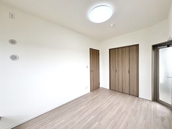 収納付きで使いやすくシンプルで家具配置もしやすい明るい洋室空間収納付きで使いやすくシンプルで家具配置もしやすい明るい洋室空間