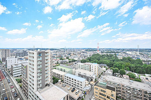 地上17階建の16階部分に位置し、遮るものなく周囲を見晴らす豊かな眺望。外部からの視線が届きにくい、プライバシー性の高さも魅力です。