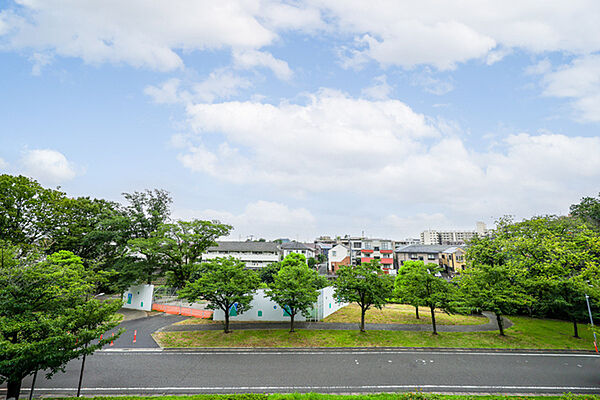 住戸は地上8階建ての3階部分に位置しています。前面に高い建物がなく、陽当り・通風・眺望良好です。【住戸からの眺望写真】
