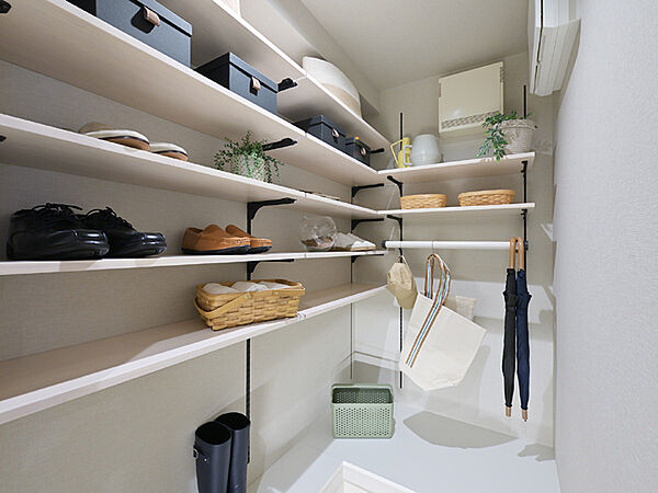 ※販売対象に家具・調度品は含まれません。収納力があるシューズインクローゼット。棚板は高さ調整可能なので、効率的に使えます。