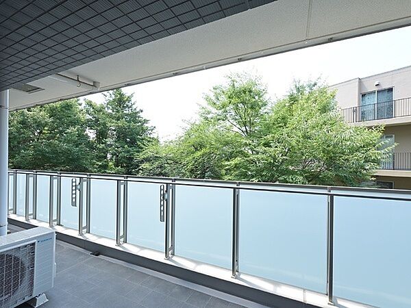 2部屋に跨ったバルコニーは幅にゆとりがあり、ご家族分の洗濯物を気持ちよく干すことができそうです。【バルコニー】